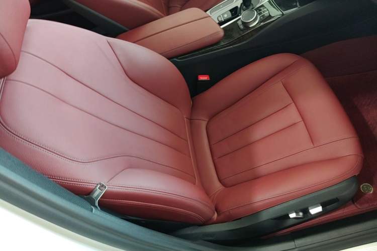 Used BMW 5 Series 2018 Facelifted 530Li xDrive M Sport Package Right Front Seat