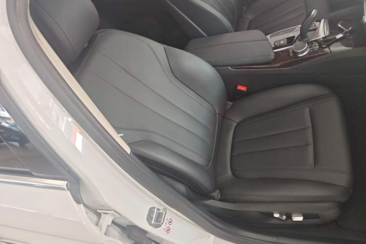 Used BMW 5 Series 2018 525Li Luxury Package Right Front Seat