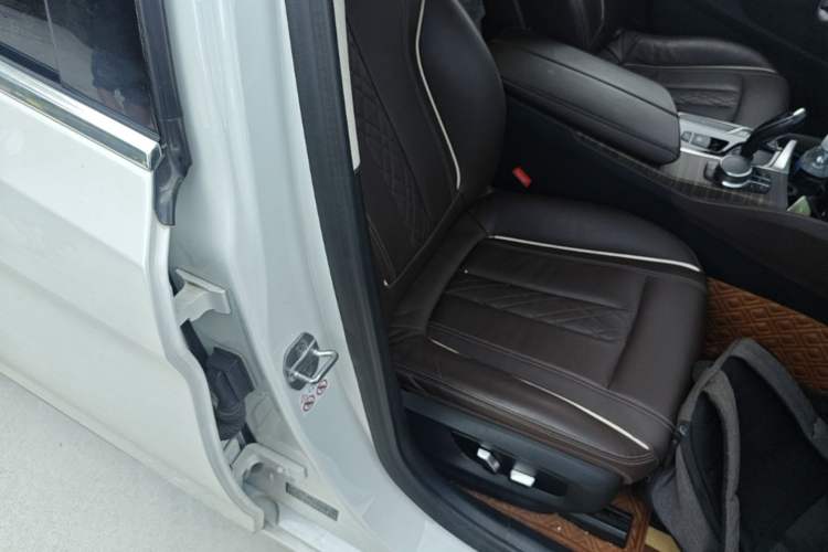 Used BMW 5 Series 2018 530Li Leading Edition Luxury Package Right Front Seat
