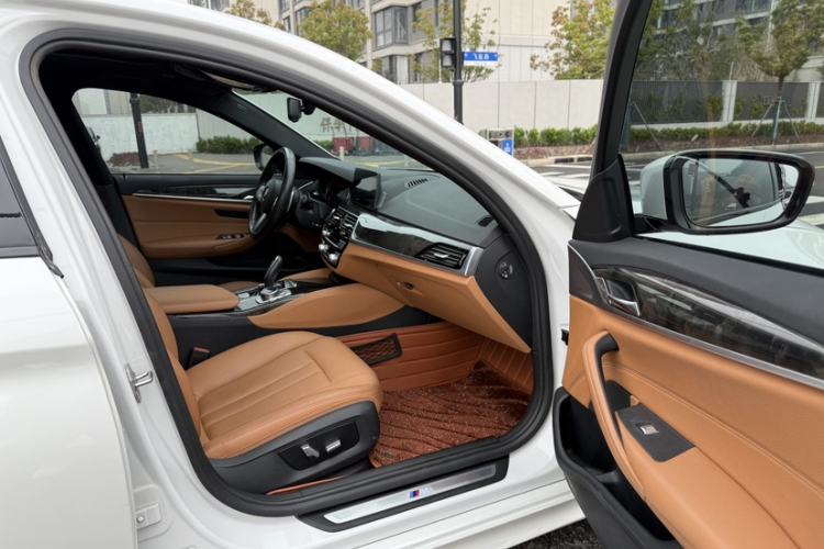 Used BMW 5 Series 2018 530Li Leading Model M Sport Package Right Front Seat
