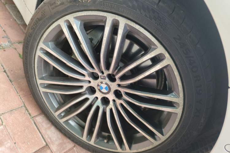 Used BMW 5 Series 2018 530Li xDrive M Sport Package Right Front Wheel Hub