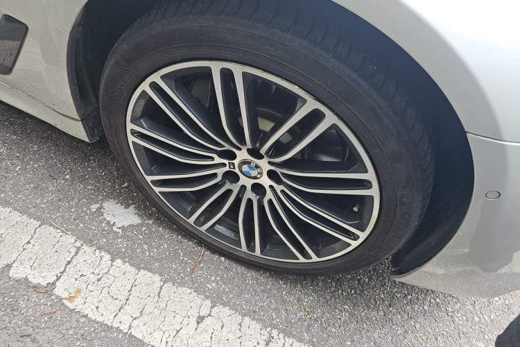 Used BMW 5 Series 2018 530Li Luxury Edition M Sport Package Right Front Wheel Hub