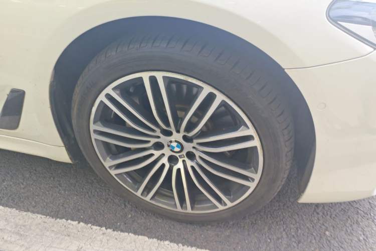 Used BMW 5 Series 2018 Restyled 530Li Leading Edition M Sport Package Right Front Wheel Hub