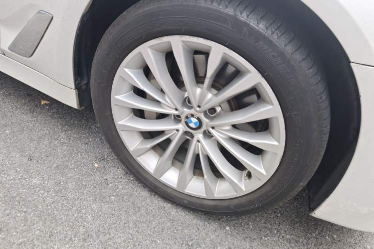 Used BMW 5 Series 2018 Revised Version 530Li Leading Edition Luxury Package Right Front Wheel Hub