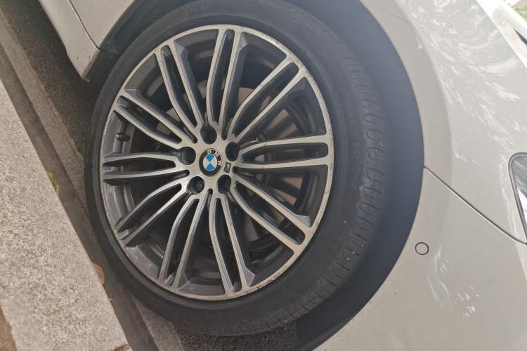 Used BMW 5 Series 2018 Restyled 530Li Leading Edition M Sport Package Right Front Wheel Hub