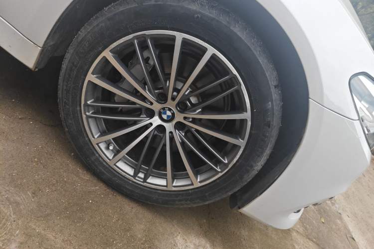 Used BMW 5 Series 2018 Revised Version 530Li Leading Edition Luxury Package Right Front Wheel Hub