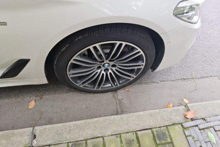 Used BMW 5 Series 2018 530Li Leading Model M Sport Package Right Front Wheel Hub