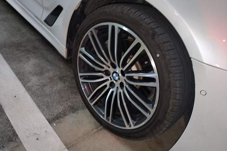 Used BMW 5 Series 2018 530Li Luxury Edition M Sport Package Right Front Wheel Hub