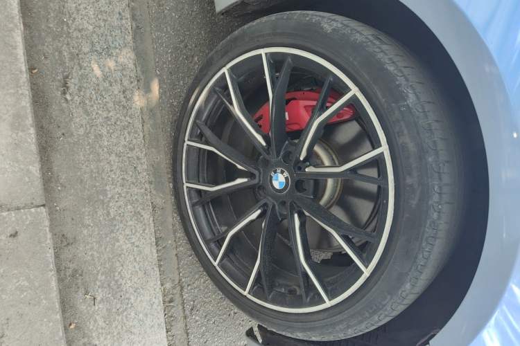 Used BMW 5 Series 2018 530Li Luxury Edition M Sport Package Right Front Wheel Hub