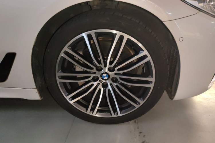 Used BMW 5 Series 2018 Restyled 530Li Leading Edition M Sport Package Right Front Wheel Hub