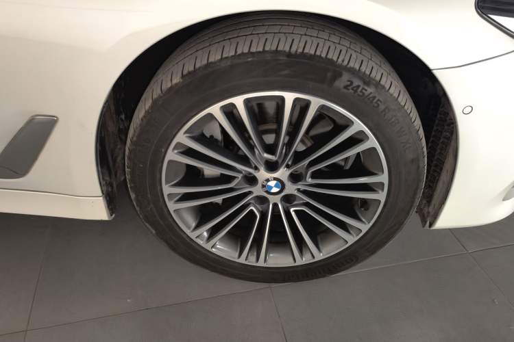 Used BMW 5 Series 2018 Facelifted 530Li Luxury Edition Premium Package Right Front Wheel Hub