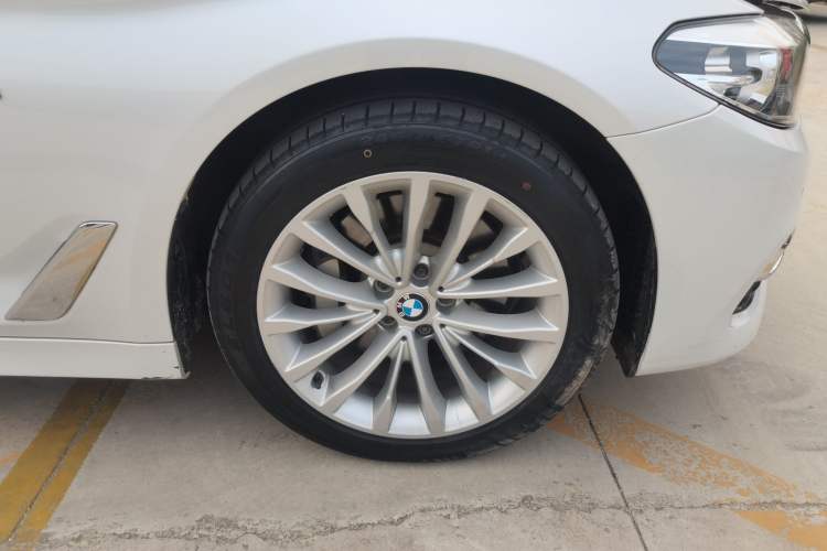 Used BMW 5 Series 2018 Revised Version 530Li Leading Edition Luxury Package Right Front Wheel Hub