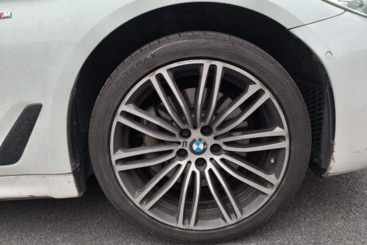 Used BMW 5 Series 2018 Restyled 530Li Leading Edition M Sport Package Right Front Wheel Hub