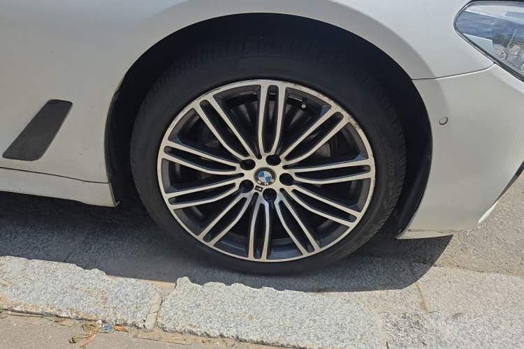 Used BMW 5 Series 2018 Restyled 530Li Luxury Edition M Sport Package Right Front Wheel Hub