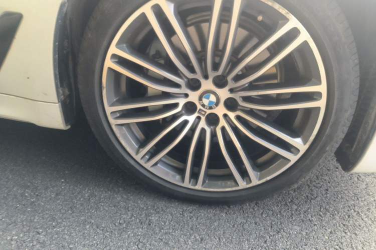 Used BMW 5 Series 2018 Restyled 530Li Leading Edition M Sport Package Right Front Wheel Hub