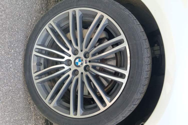 Used BMW 5 Series 2018 530Li Leading Model M Sport Package Right Front Wheel Hub