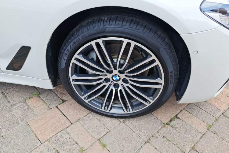 Used BMW 5 Series 2018 Restyled 530Li Luxury Edition M Sport Package Right Front Wheel Hub