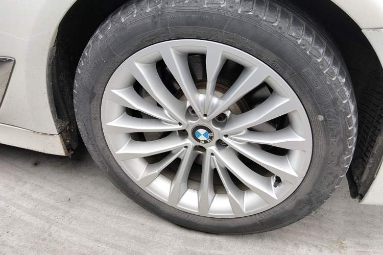 Used BMW 5 Series 2018 Revised Version 530Li Leading Edition Luxury Package Right Front Wheel Hub