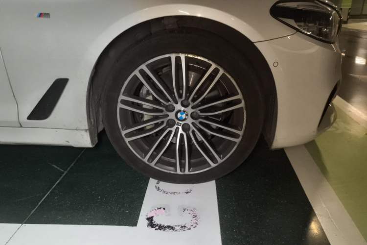 Used BMW 5 Series 2018 Restyled 530Li Luxury Edition M Sport Package Right Front Wheel Hub