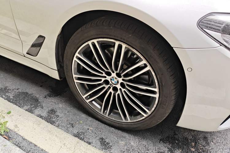 Used BMW 5 Series 2018 530Li Luxury Edition M Sport Package Right Front Wheel Hub