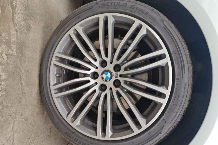 Used BMW 5 Series 2018 Restyled 530Li Leading Edition M Sport Package Right Front Wheel Hub
