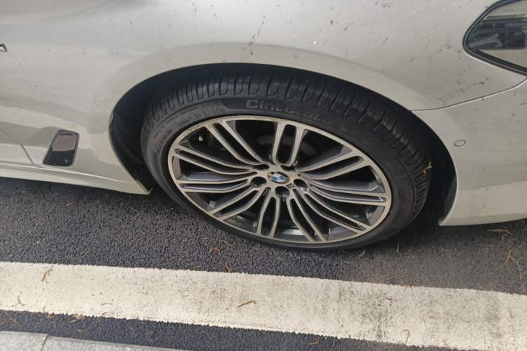 Used BMW 5 Series 2018 Restyled 530Li Luxury Edition M Sport Package Right Front Wheel Hub