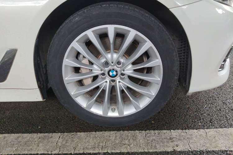 Used BMW 5 Series 2018 Revised Version 530Li Leading Edition Luxury Package Right Front Wheel Hub