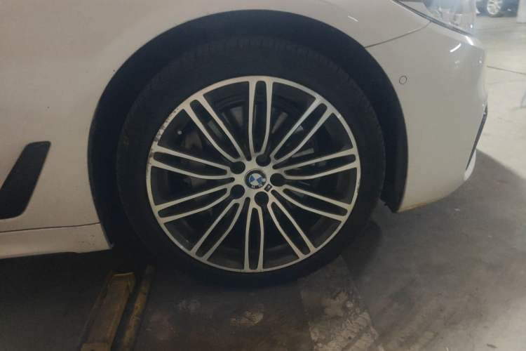 Used BMW 5 Series 2018 Restyled 530Li Leading Edition M Sport Package Right Front Wheel Hub