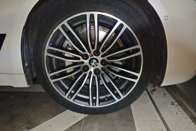 Used BMW 5 Series 2018 530Li Leading Edition Luxury Package Right Front Wheel Hub