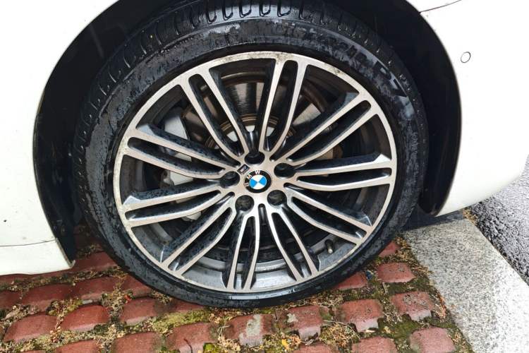 Used BMW 5 Series 2018 Restyled 530Li Leading Edition M Sport Package Right Front Wheel Hub