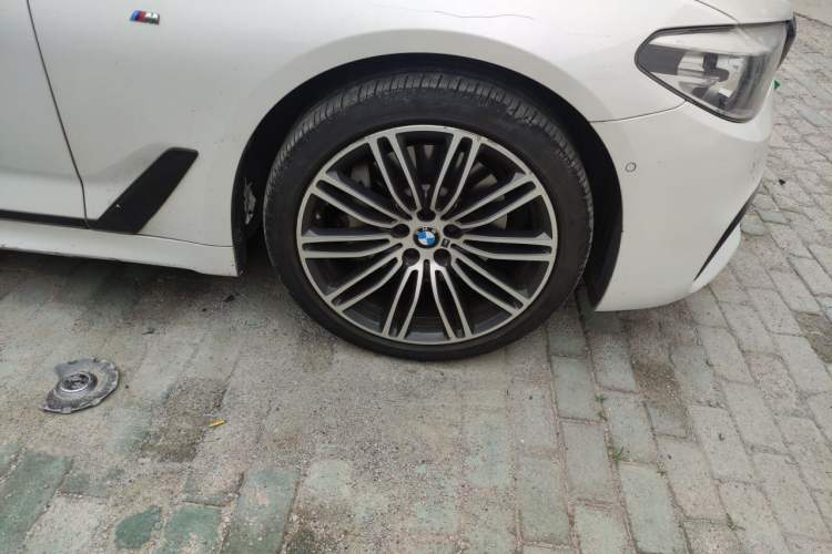 Used BMW 5 Series 2018 Restyled 530Li Leading Edition M Sport Package Right Front Wheel Hub
