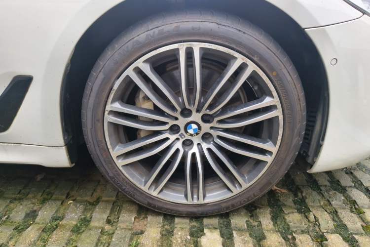 Used BMW 5 Series 2018 Restyled 530Li Leading Edition M Sport Package Right Front Wheel Hub