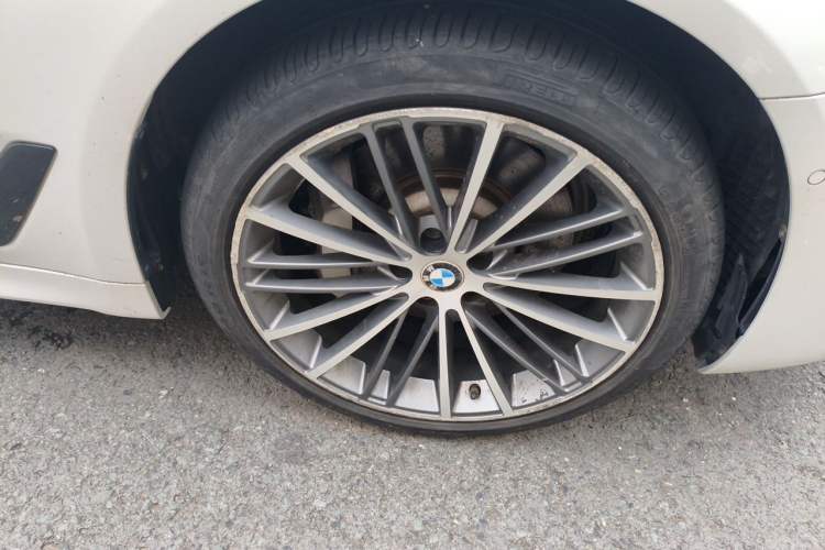 Used BMW 5 Series 2018 Restyled 530Li Luxury Edition M Sport Package Right Front Wheel Hub