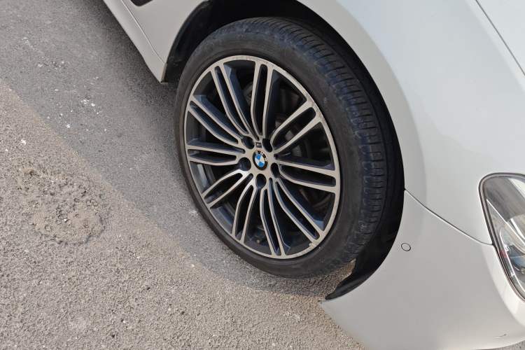 Used BMW 5 Series 2018 Restyled 530Li Leading Edition M Sport Package Right Front Wheel Hub