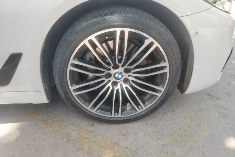 Used BMW 5 Series 2018 Restyled 530Li Leading Edition M Sport Package Right Front Wheel Hub