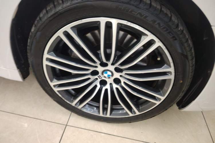 Used BMW 5 Series 2018 Restyled 530Li Leading Edition M Sport Package Right Front Wheel Hub