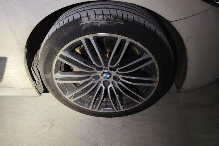Used BMW 5 Series 2018 Restyled 530Li Luxury Edition M Sport Package Right Front Wheel Hub