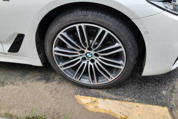 Used BMW 5 Series 2018 Restyled 530Li Leading Edition M Sport Package Right Front Wheel Hub