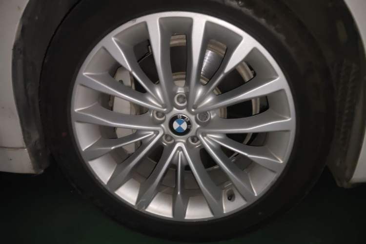Used BMW 5 Series 2018 Revised Version 530Li Leading Edition Luxury Package Right Front Wheel Hub