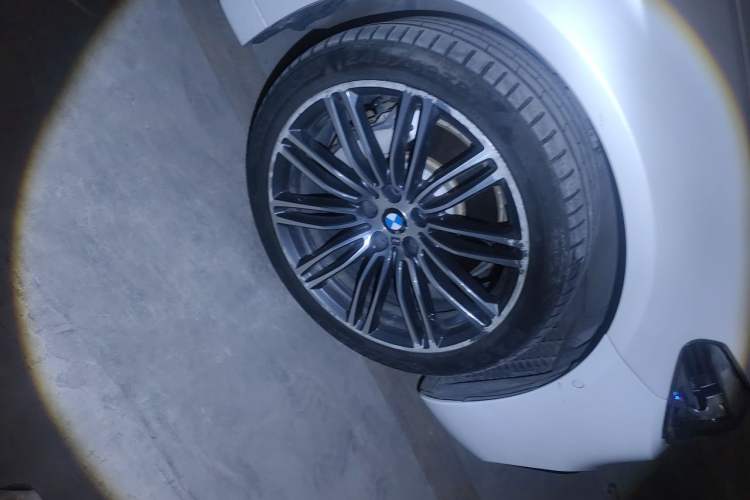 Used BMW 5 Series 2018 530Li xDrive M Sport Package Right Front Wheel Hub