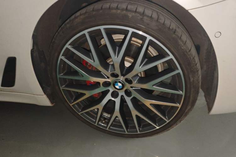 Used BMW 5 Series 2018 Restyled 530Li Luxury Edition M Sport Package Right Front Wheel Hub