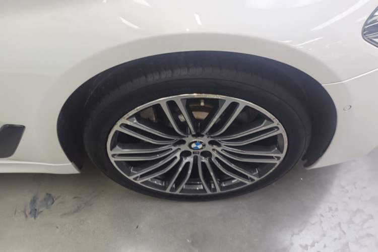 Used BMW 5 Series 2018 Restyled 530Li Leading Edition M Sport Package Right Front Wheel Hub