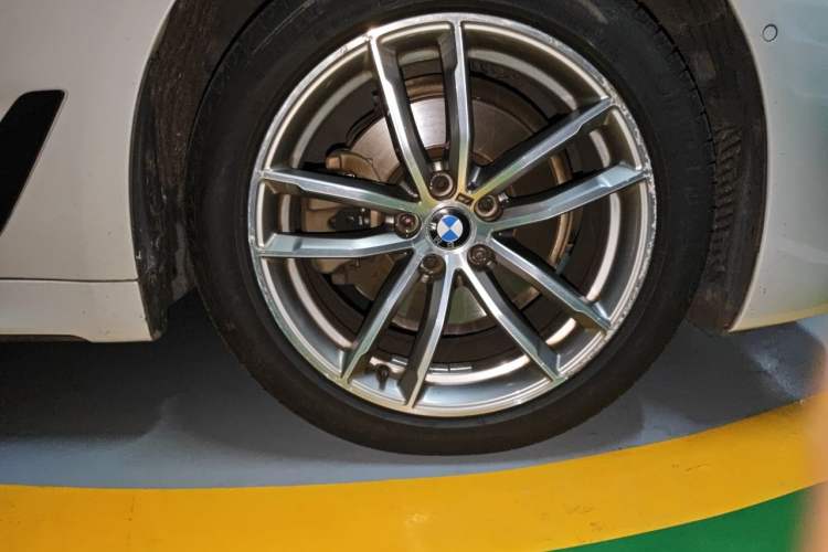 Used BMW 5 Series 2018 525Li M Sport Package Right Front Wheel Hub