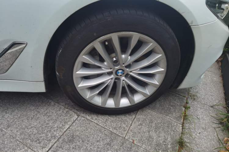 Used BMW 5 Series 2018 Revised Version 530Li Leading Edition Luxury Package Right Front Wheel Hub