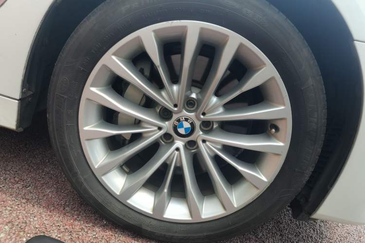 Used BMW 5 Series 2018 Revised Version 530Li Leading Edition Luxury Package Right Front Wheel Hub