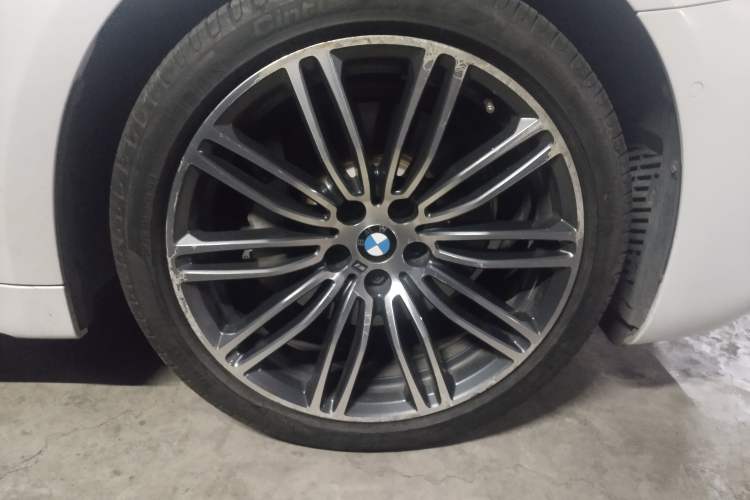 Used BMW 5 Series 2018 Restyled 530Li Leading Edition M Sport Package Right Front Wheel Hub