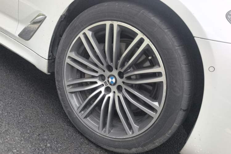 Used BMW 5 Series 2018 Restyled 530Li Leading Edition M Sport Package Right Front Wheel Hub