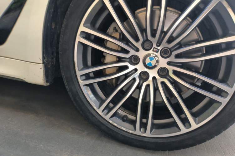 Used BMW 5 Series 2018 530Li Luxury Edition M Sport Package Right Front Wheel Hub