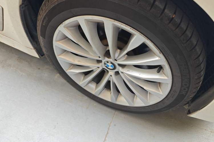 Used BMW 5 Series 2018 Revised Version 530Li Leading Edition Luxury Package Right Front Wheel Hub