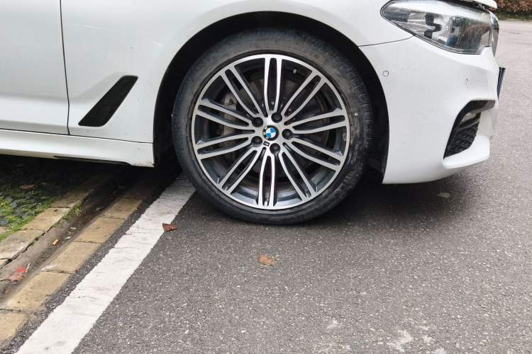 Used BMW 5 Series 2018 Restyled 530Li Leading Edition M Sport Package Right Front Wheel Hub